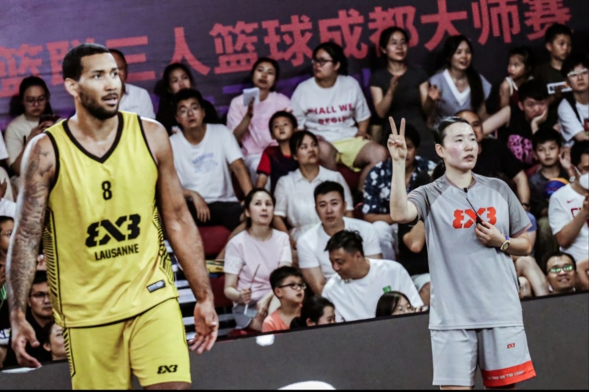 又丢一冠...诺伊尔17分钟直红，十人拜仁0比1勒沃库森，止步德国杯16强，凯恩已退出本赛...